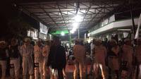 Massa alumni 212 berkumpul di Masjid Baitul Amal, Jalan Menceng, Cengkareng untuk menyambut kedatangan Rizieq Shihab. (Liputan6.com/ Moch Harun Syah)