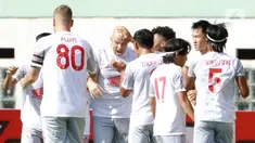 Pemain PSM Makassar, Anco Jansen, melakukan selebrasi usai mencetak gol ke gawang Persik Kediri pada laga BRI Liga 1 di Stadion Wibawa Mukti, Cikarang, Kamis (23/9/2021). PSM Makassar menang tipis atas Persik Kediri dengan skor 3-2. (Bola.com/M Iqbal Ichsan)