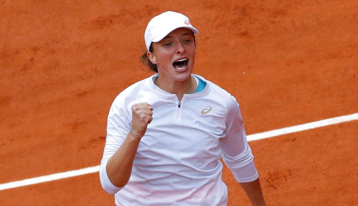 Petenis Polandia, Iga Swiatek, melakukan selebrasi usai menaklukkan wakil Amerika Serikat, Sofia Kenin, pada final Grand Slam Prancis Terbuka di Paris, Sabtu, Sabtu (10/10/2020). Petenis berusia 19 tahun itu menang dua set langsung 6-4 dan 6-1. (AP Photo/Michel Euler)