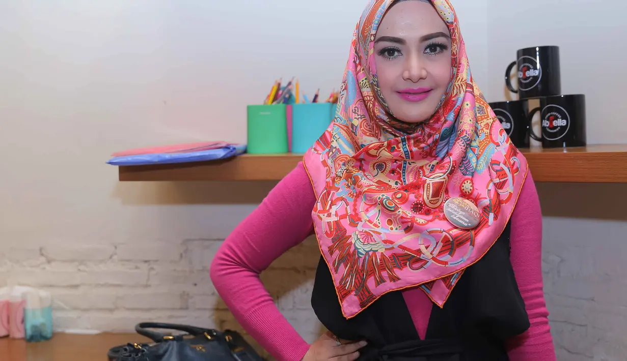 "Aku memang lama vakum. Aku udah bukan siapa-siapa, aku udah nggak kerja di dunia entertainment. Aku udah bukan artis. Ya tapi kondisi ini baik-baik aja," kata Eddies Adelia di Cilandak Town Square, Jakarta Selatan, Rabu (15/3). (Andi Masela/Bintang.com)