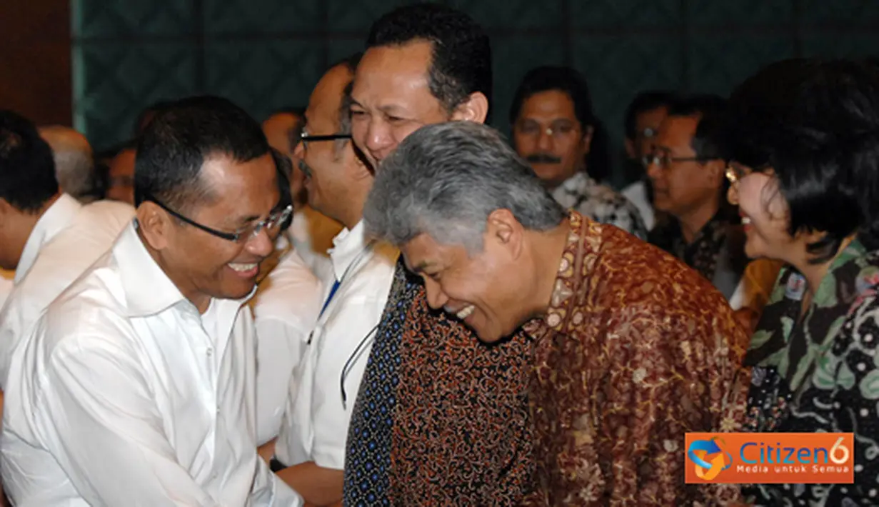Direktur Utama PLN, Dahlan Iskan memberikan Ucapan Selamat Idul Fitri 1432 H kepada sejumlah karyawan pada acara Halal Bihalal di PLN Kantor Pusat Jakarta, Senin (5/9).