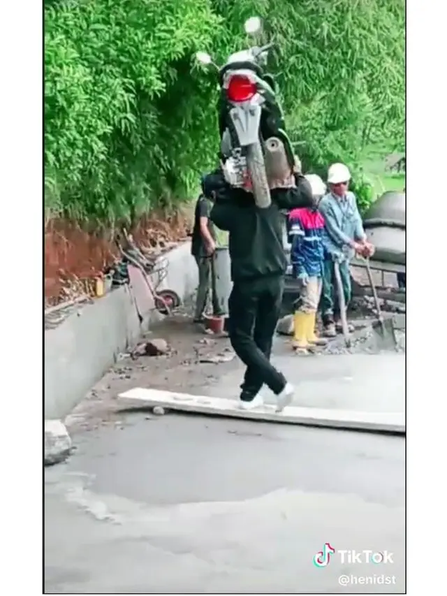 Viral Pria Gotong Motor Lewati Jalan yang Baru Dicor, Bikin Pekerja Melongo
