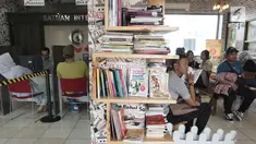 Warga menunggu pembuatan Surat Keterangan Catatan Kepolisian (SKCK) dengan membaca di perpustakaan mini di Mapolres Tangerang Selatan, Banten, Kamis (5/7). Selain memberi rasa nyaman, hal ini juga untuk meningkatkan minat baca. (Merdeka.com/Arie Basuki)