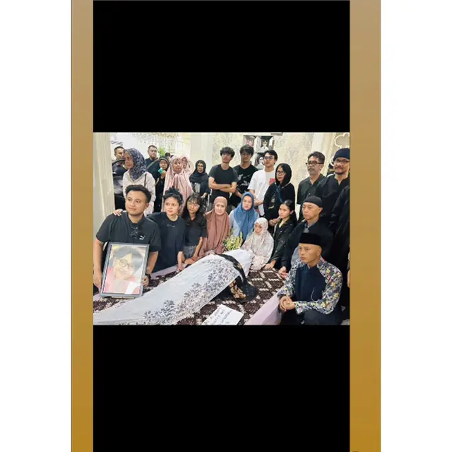 6 Potret Kenangan Iis Dahlia dan Ibu Mertua