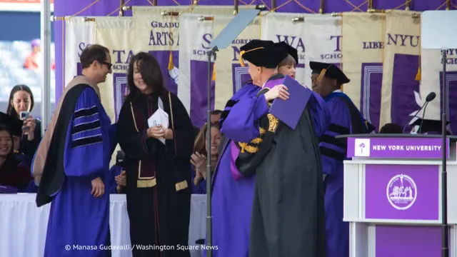6 Momen Taylor Swift Terima Gelar Kehormatan Doktor dari NYU, Bahagia Pakai Toga