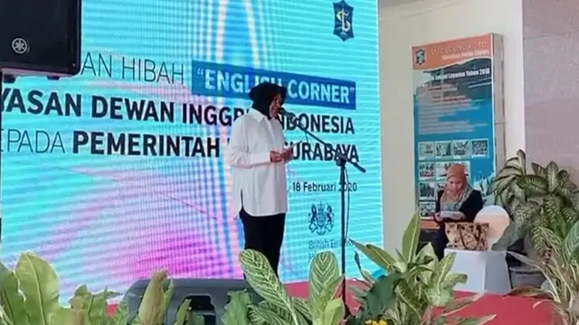 6 Potret Tri Rismaharini Resmikan English Corner di Perpustakaan Umum Kota Surabaya