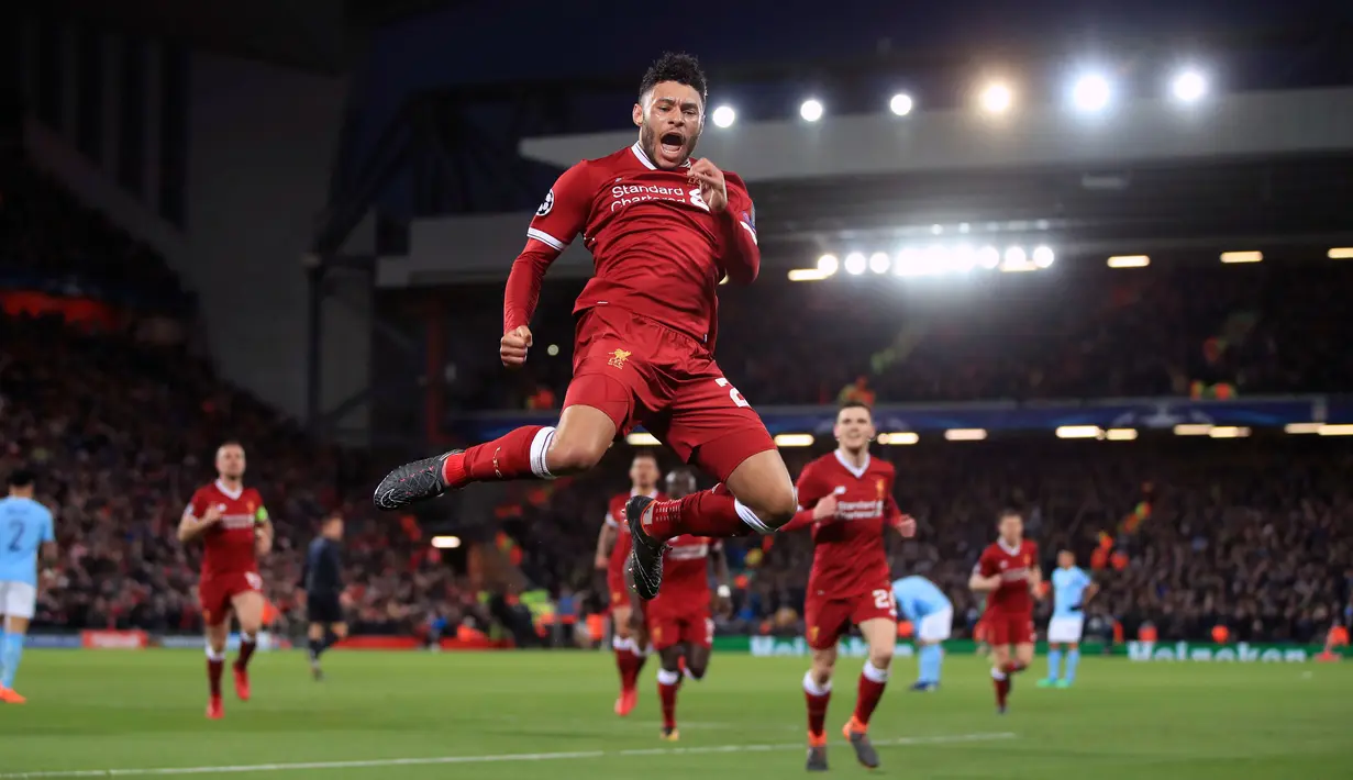 Selebrasi pemain Liverpool, Alex Oxlade-Chamberlain setelah mencetak gol ke gawang Manchester City pada leg pertama perempat final Liga Champions di Anfield, Liverpool, Inggris, Rabu (4/4). Liverpool menang tiga gol tanpa balas. (Peter Byrne/PA via AP)