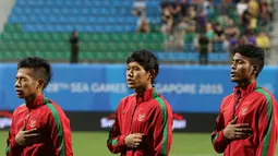 Ekspresi pemain Indonesia U-23 saat menyanyikan lagu Indonesia Raya jelang lawan Kamboja U-23. (Bola.com/Arief Bagus)