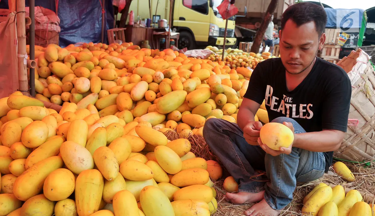 Pedagang merapihkan timun suri yang hendak dijual di Pasar Induk, Kramat Jati, Jakarta, Senin (5/7). Selama bulan Ramadan, timun suri banyak diburu warga untuk menu berbuka puasa. (Liputan6.com/Yoppy Renato)