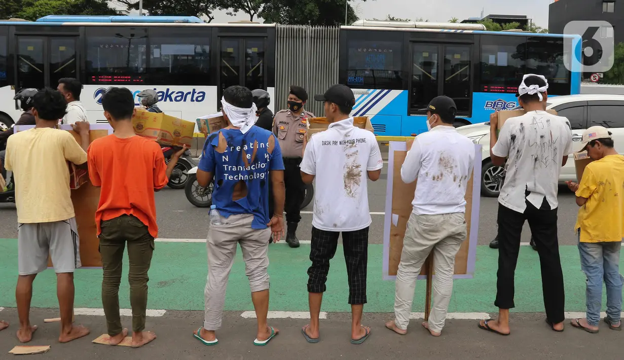 Massa Aliansi Masyarakat Anti Mafia Tambang (AMANAT) berunjuk rasa dengan aksi mengemis massal di depan Gedung MPR/DPR, Jakarta, Rabu (9/11/2022). Aksi simbol perjuangan dalam menegakan keadilan jelang Rapat Dengar Pendapat (RDP) DPR RI ini agar pemerintah memperhatikan kehidupan masyarakat Sumbawa Barat, NTB yang haknya dirampas akibat permainan mafia pertambangan di PT. Amman Mineral Nusa Tenggara (AMNT). (Liputan6.com/Herman Zakharia)