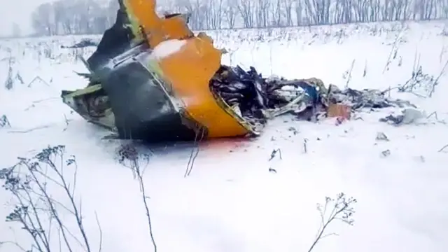 Puing-puing pesawat AN-148 terlihat di Desa Stepanovskoe, sekitar 40 kilometer (25 mil) dari bandara Domodedovo, Rusia, pada Minggu, 11 Februari 2018. (AP)