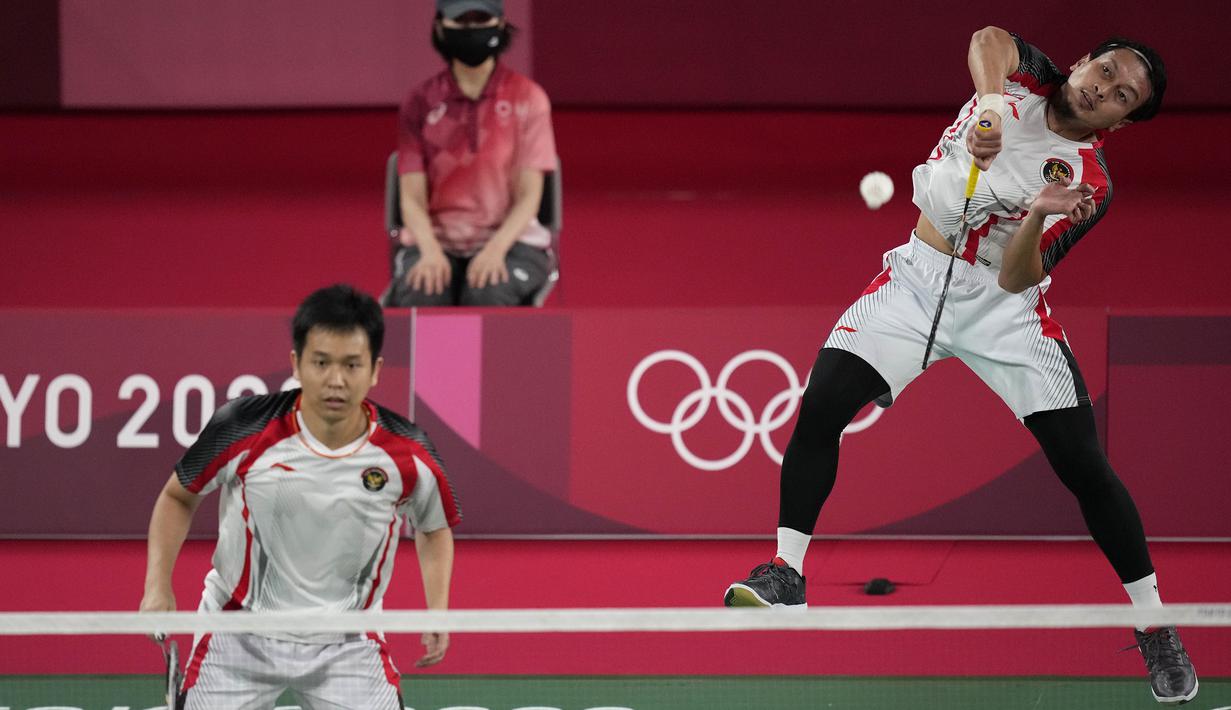 Mohammad Ahsan/Hendra Setiawan langsung tancap gas di awal gim pertama, hingga memimpin 11-5 di interval gim pertama. Selepas interval, Choi Sol Gyu/Seo Seung Jae masih kesulitan meladeni permainan apik pasangan Indonesia. Hendra/Ahsan pun unggul 21-12. (Foto: AP/Dita Alangkara)