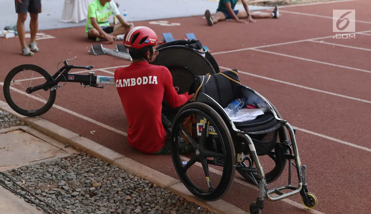 Salah satu atlet Asian Para Games 2018 dari Kamboja merapikan peralatannya di Stadion Madya Kompleks Gelora Bung Karno, Jakarta, Kamis (11/10). Berbagai aktivitas dilakukan para atlet para atletik di luar arena. (Liputan6.com/Helmi Fithriansyah)