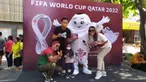 Maskot Piala Dunia 2022, La'eeb berfoto bersama warga saat menyemarakan CFD Jl Slamet Riadi, Solo, Minggu (30/10/2022). Kedatangan La'eeb ini menambah kemeriahan jelang bergulirnya Piala Dunia 2022 pada November mendatang. (FOTO: Dok. SCM)