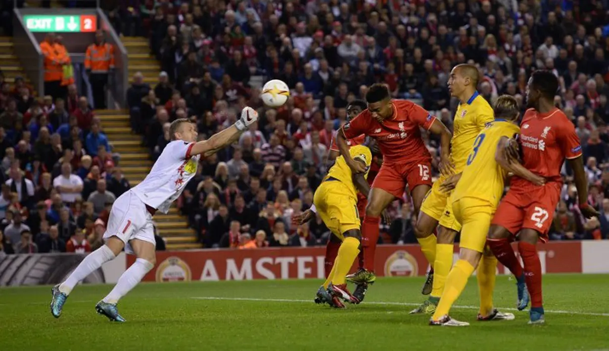 Kiper FC Sion Andris Vanins menghalau bola dari gempuran pemain Liverpool  dalam lanjutan Liga Europa UEFA  grup B di Anfield, Jumat (2/10/2015. Liverpool ditahan 1-1 FC Sion. AFP Photo / Oli Scarff