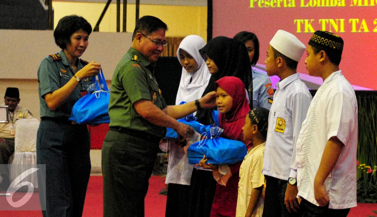 Inspektur Jenderal TNI, Letjen Syafril memberikan sumbangan kepada 6 panti asuhan anak-anak saat membuka perlombaan MHQ dan MTQ TNI 2015 di Mabes TNI, Jakarta, Senin (15/6/2015). (Liputan6.com/Yoppy Renato)