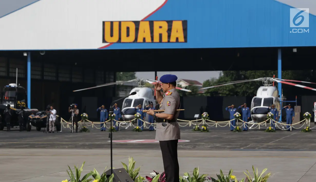 Kapolri Jenderal Pol Tito Karnavian selaku Inspektur Upacara memberi hormat pada peringatan HUT Polisi Air dan Udara (Polairud) di Lapangan Udara Pondok Cabe, Tangerang Selatan, Selasa (25/12). (Liputan6.com/Faizal Fanani)
