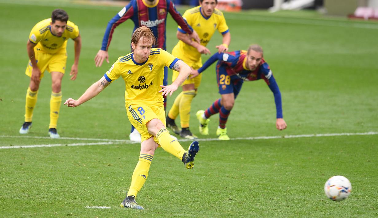Pada menit ke-89 Cadiz mendapatkan penalti. Alex Fernandes yang maju sebagi algojo berhasil menyelesaikan tugasnya dengan mulus. (Foto: AFP/Josep Lago)