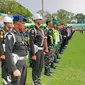 Personel Gabungan untuk pengamanan Pemilu 2024 saat Apel Operasi Mantap Brata Semeru di Stadion Gajayana Malang pada Selasa, 17 Oktober 2023 (Liputan6.com/Zainul Arifin)&nbsp;&nbsp;