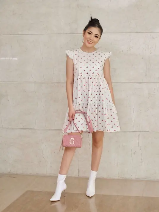 "Terus akhirnya aku setiap abis salat pasti selalu minta 'ya Allah apapun itu bentuknya kalau memang dia melakukan hal tidak baik maka tunjukkan lah'," katanya. (Instagram/nindyparasadyharsono)