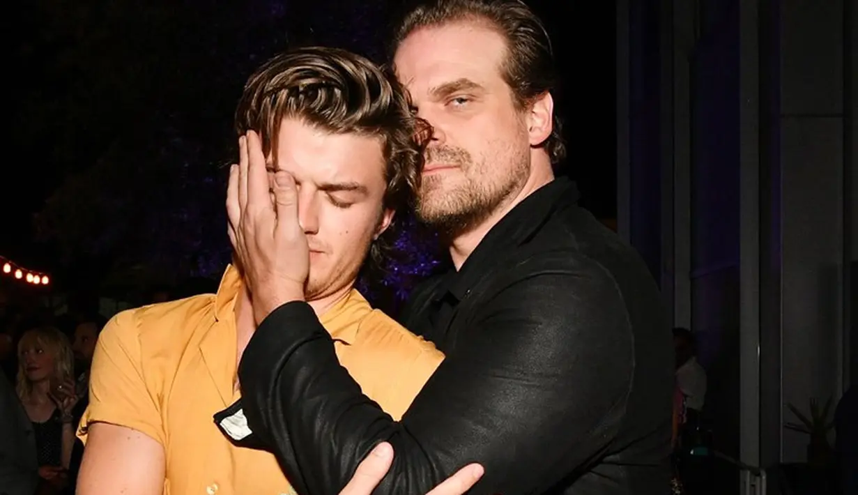 Ya, dilansir dari ScreenRant, Joe berencana untuk memotong rambutnya jika David membawa pulang piala Golden Globe. (Dia Dipasupil-Teen Vogue)