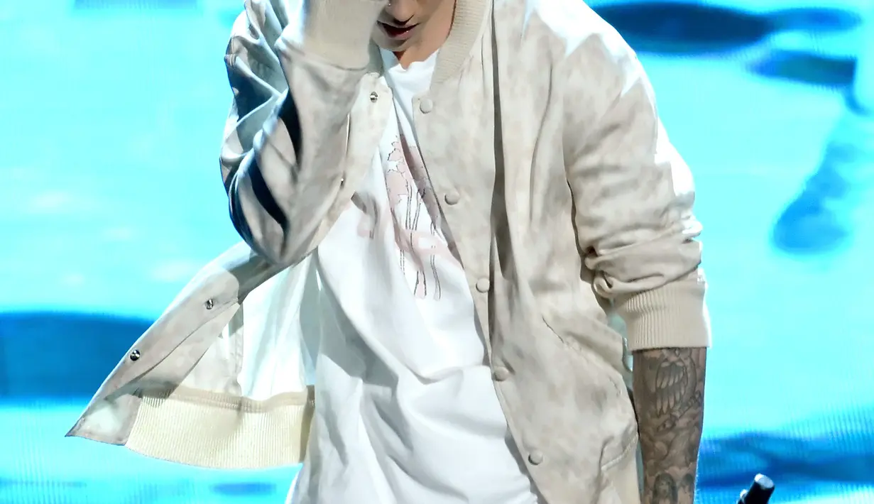 "Aku sudah bayar mahal tiket ini. Kau tidak menghargai penggemarmu Justin. Aku tidak suka dengan gaya mu bernyanyi itulah lip sync," sambung penggemar yang kecewa. (AFP/Bintang.com)