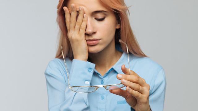 Ilustrasi menggunakan kacamata