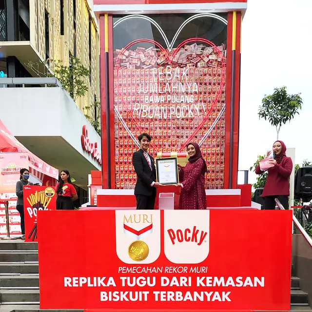 Replika Tugu Biskuit Pocky Pecahkan Rekor MURI 