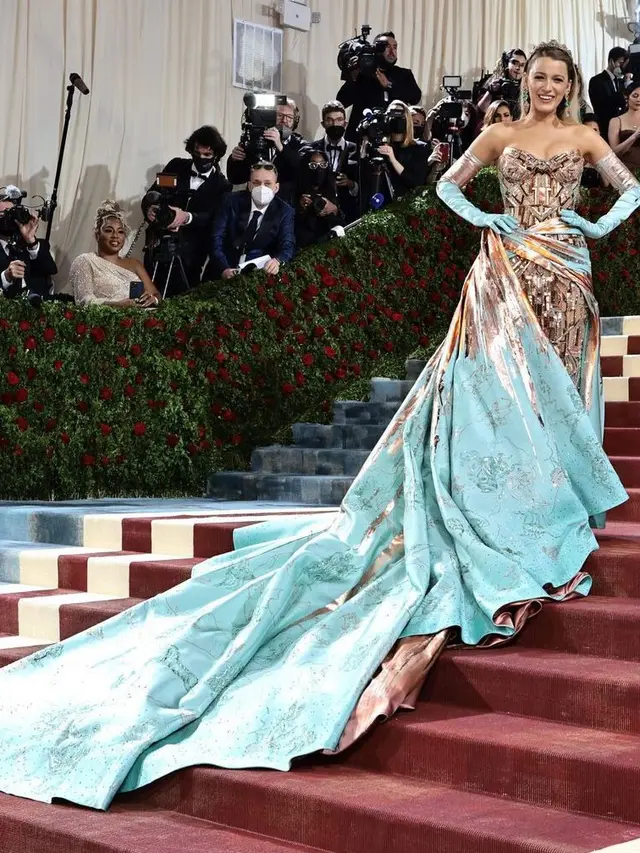 Momen Unik Blake Lively Tampil dengan Busana Menyamai Warna Karpet Merah Met Gala selama 4 Tahun Berturut-turut