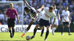 Striker West Bromwich Albion, Salomon Rondon, berebut bola dengan bek Tottenham Hotspur, Toby Alderweireld, pada Premier League di Stadion The Hawthorns, Sabtu (5/5/2018). West Bromwich Albion menang 1-0 atas Tottenham Hotspur. (AP/Anthony Devlin)