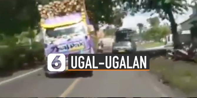 VIDEO: Viral Truk Bermuatan Kayu Berkendara Ugal-Ugalan