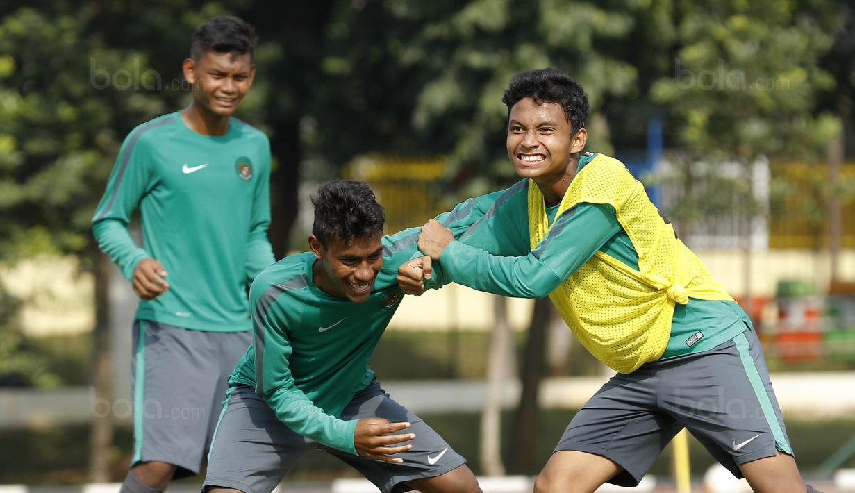 Pemain Timnas Indonesia U-16, Hamsa Lestaluhu dan Fadillah Nur Rahman, saat latihan di Lapangan Atang Sutresna, Cijantung, Selasa (12/9/2017). Latihan tersebut untuk persiapan kualifikasi Piala Asia U-16 di Thailand. (Bola.com/M Iqbal Ichsan)