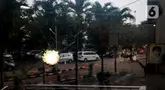 Potret kaca dengan bekas tembakan peluru yang masih tertanam di lokasi aslinya menjadi saksi bisu perjuangan para mahasiswa diabadikan di Museum Tragedi 12 Mei 1998 Universitas Trisakti, Jakarta, Jumat (23/5/2025). (Liputan6.com/Herman Zakharia)