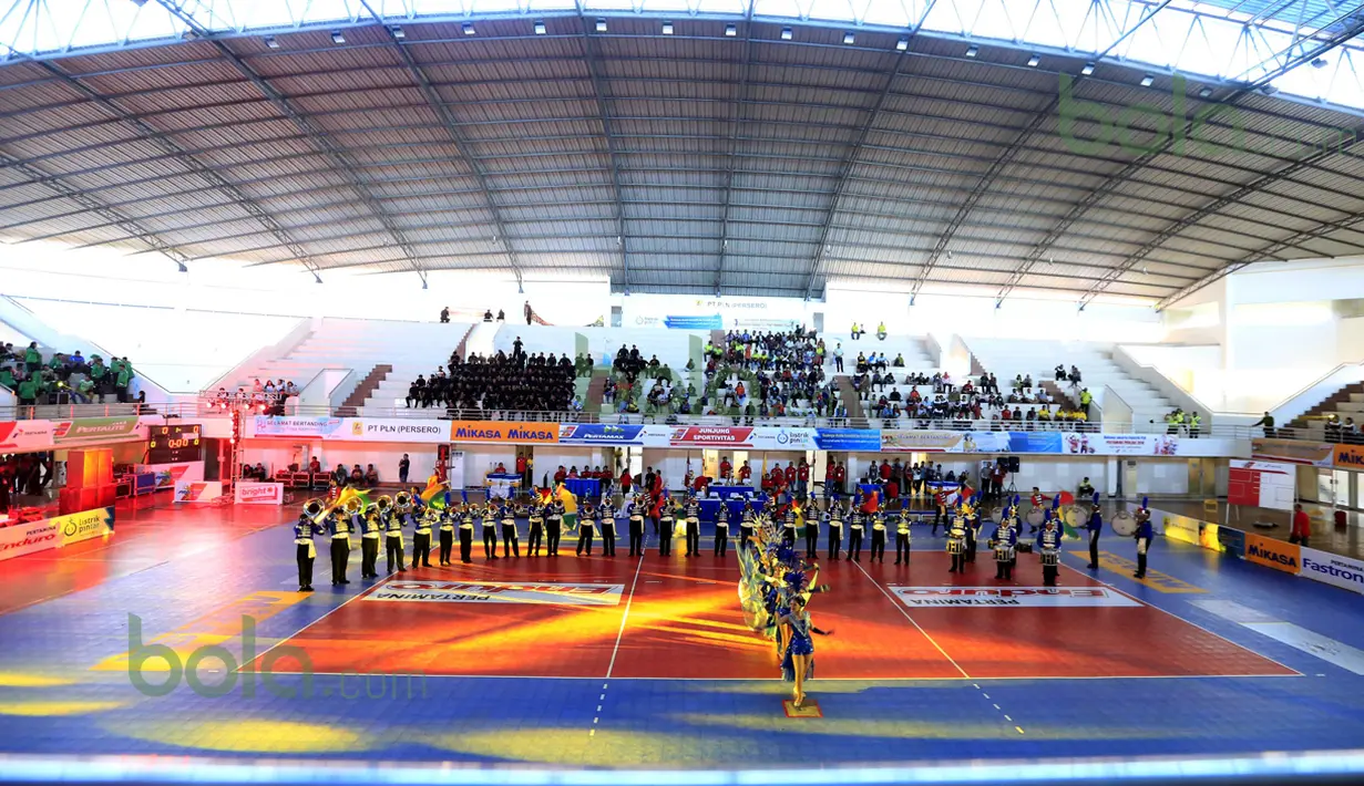 Suasana Pembukaan Proliga 2016 putaran pertama berlangsung meriah dengan marching band dan tarian di GOR Ken Arok, Malang, Jumat (19/2/2016). (Bola.com/Nicklas Hanoatubun)