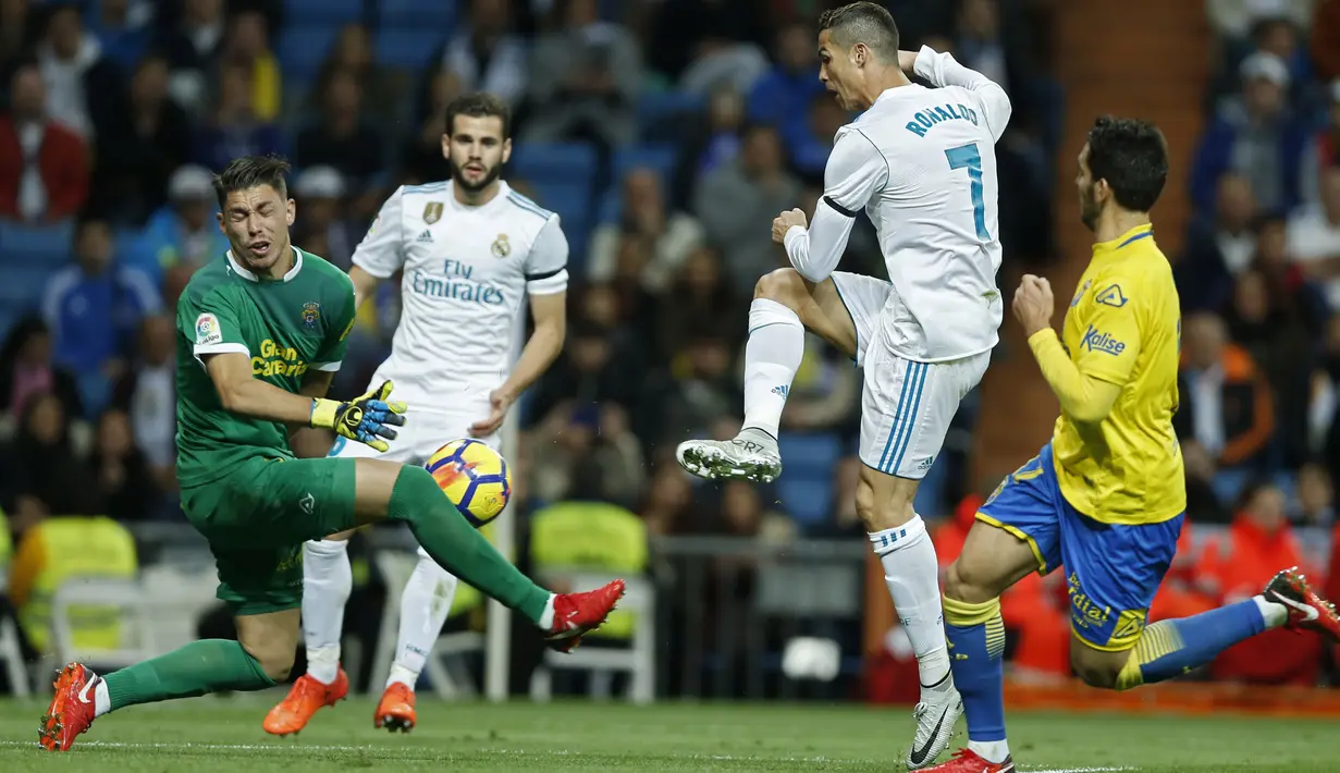 Aksi Cristiano Ronaldo melepaskan tembakan ke gawang Las Palmas pada laga La Liga Santander di Santiago Bernabeu stadium, Madrid, (5/11/2017). Real Madrid menang 3-0. (AP/Francisco Seco)