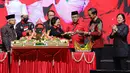 <p>Ketua Umum PDI Perjuangan Megawati Soekarnoputri menyerahkan potongan tumpeng pertama kepada Presiden Joko Widodo dalam acara peringatan hari ulang tahun (HUT) ke-50 PDI-P di JIExpo Kemayoran, Jakarta, Selasa (10/1/2023). HUT ke-50 tahun PDI Perjuangan bertemakan Genggam Tangan Persatuan Dengan Jiwa Gotong Royong dan Semangat Api Perjuangan Nan Tak Kunjung Padam. (FOTO: Dok. Istimewa)</p>