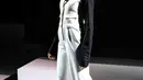 Model mengenakan pakaian rancangan desainer senior Tri Handoko saat tampil di  IPMI Trend Show 2017, Jakarta, (11/11). Bertajuk Rectitude, Tri Handoko memamerkan 16 koleksi Spring Summer 2017. (Liputan6.com/Faizal Fanani)