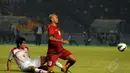 Penyerang timnas Indonesia, Sergio Van Dijk (kanan) dijegal pemain belakang Suriah, Hamdi Almassri saat berlaga di Stadion GBK Jakarta, (15/11/2014). Timnas Indonesia kalah 0-2 dari Suriah. (Liputan6.com/Helmi Fithriansyah) 