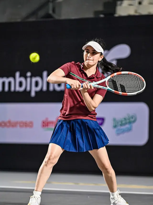 7 Potret Ibnu Jamil dan Ririn Ekawati Jajal Tennis Indoor GKB, Sudah Siap Tanding