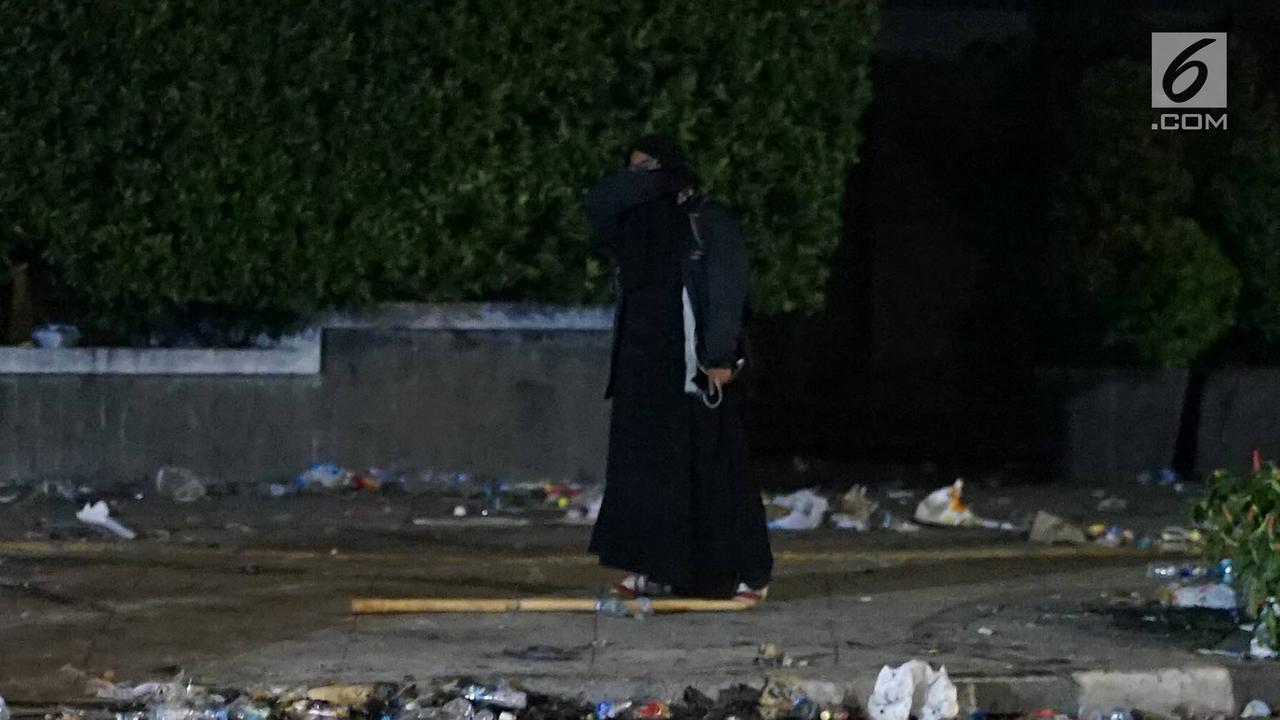 Bercadar Hitam, Perempuan Misterius Ini Berjalan ke Gedung Bawaslu