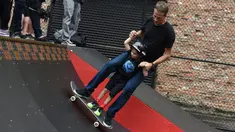 Legenda skateboard Tony Hawk bersama seorang anak Connor Curis meluncur dengan papan skateboard di Downtown Detroit (15/8). Taman skateboard ini  oleh Tony Hawk dan Ryan McGinness. (Tanya Moutzalias/Ann Arbor News-MLive.com Detroit via AP)