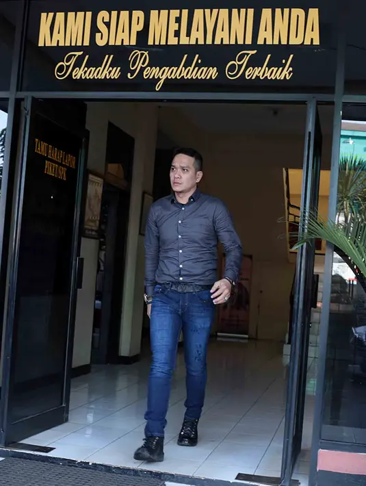 Ketika Fadlan ditemui Bintang.com di Polsek Ciledug, Tangerang, Selasa (20/12/2016), ia mengungkapkan kondisi adiknya yang masih terbaring lemah di tempat tidur. (Deki Prayoga/Bintang.com)