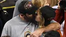 Model Kate Upton mencium tunangannya pemain Houston Astros, Justin Verlander setelah memenangkan pertandingan melawan Los Angeles Dodgers 5-1 di game ke tujuh di Dodger Stadium di Los Angeles, California (1/11). (Kevork Djansezian/Getty Images/AFP)