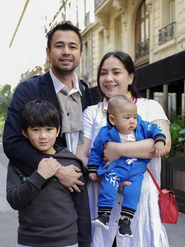 Tampilan Rafatar dan Rayyanza di Paris bersama Nagita dan Raffi Ahmad, credit: @raffinagita1717