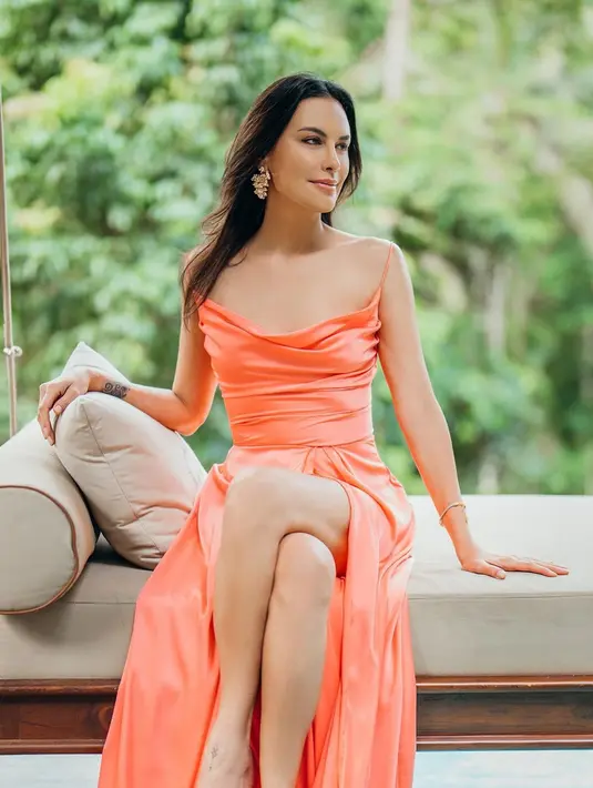 Berpose sambil mengenakan silk gown berwarna peachy orange, Sophia memancarkan pesona kecantikannya. Ibu dua anak ini pun melengkapi penampilannya dengan aksesoris berupa gelang dan anting-anting yang cukup heboh. Sebagai salah satu artis cantik pemilik body goals, netizen juga dibuat gagal fokus saat melihat tubung ramping Shopia.(Liputan6.com/IG/@sophia_latjuba88)