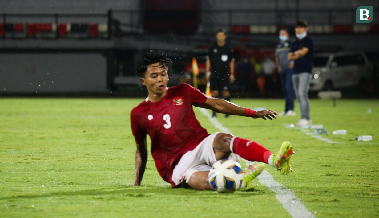 Pada menit ke-10 Timnas Indonesia memperoleh peluang pertama lewat Edo Febriansyah. Sayang, tendangan kerasnya dari luar kotak penalti masih melenceng. (Bola.com/Maheswara Putra)