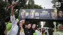 Penggemar NCT 127 berswafoto sebelum menyaksikan penampilan idola mereka  di Indonesia Arena, Kompleks Gelora Bung Karno, Jakarta, Sabtu (13/1/2024). (Liputan6.com/Angga Yuniar)