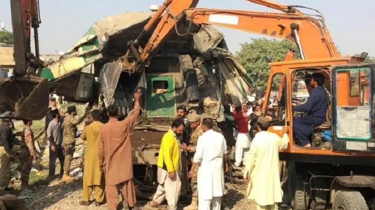 Tabrakan kereta di Kota Karachi, Pakistan