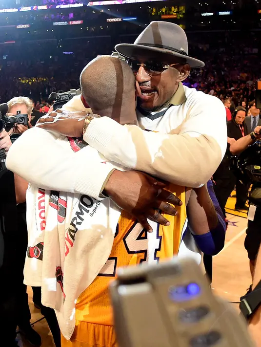 Kobe Bryant telah mempersembahkan permainan terakhirnya saat berlaga di musim akhir LA Lakers. Tentunya para sahabat tak lupa memeluk dan memberikan semangat untuk Kobe Bryant yang pensiun pada tahun ini. (AFP/Bintang.com)