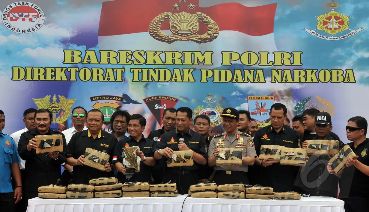 Ditnarkoba Mabes Polri berhasil mengamankan  2,1 ton ganja kering asal Aceh. Tampak, Kabareskrim Komjen Pol Budi Waseso (tengah - depan) menunjukkan barang bukti ganja di Lapangan Bhayangkara, Jakarta, Senin (11/5/2015). (Liputan6.com/JohanTallo)
